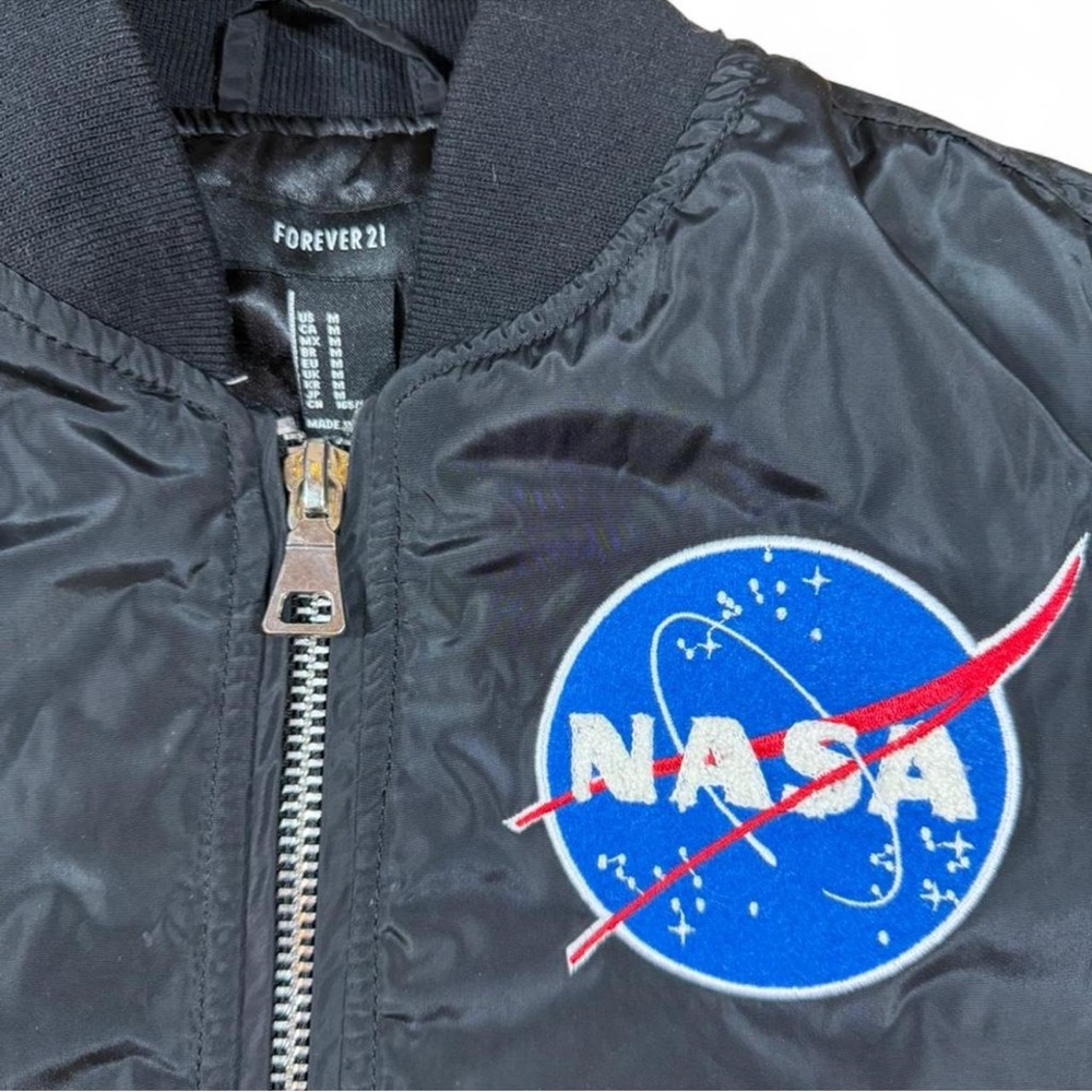 Black NASA bomber jacket with classic MA-1 inspired silhouette 🚀 forever 21 - Picture 5 of 8